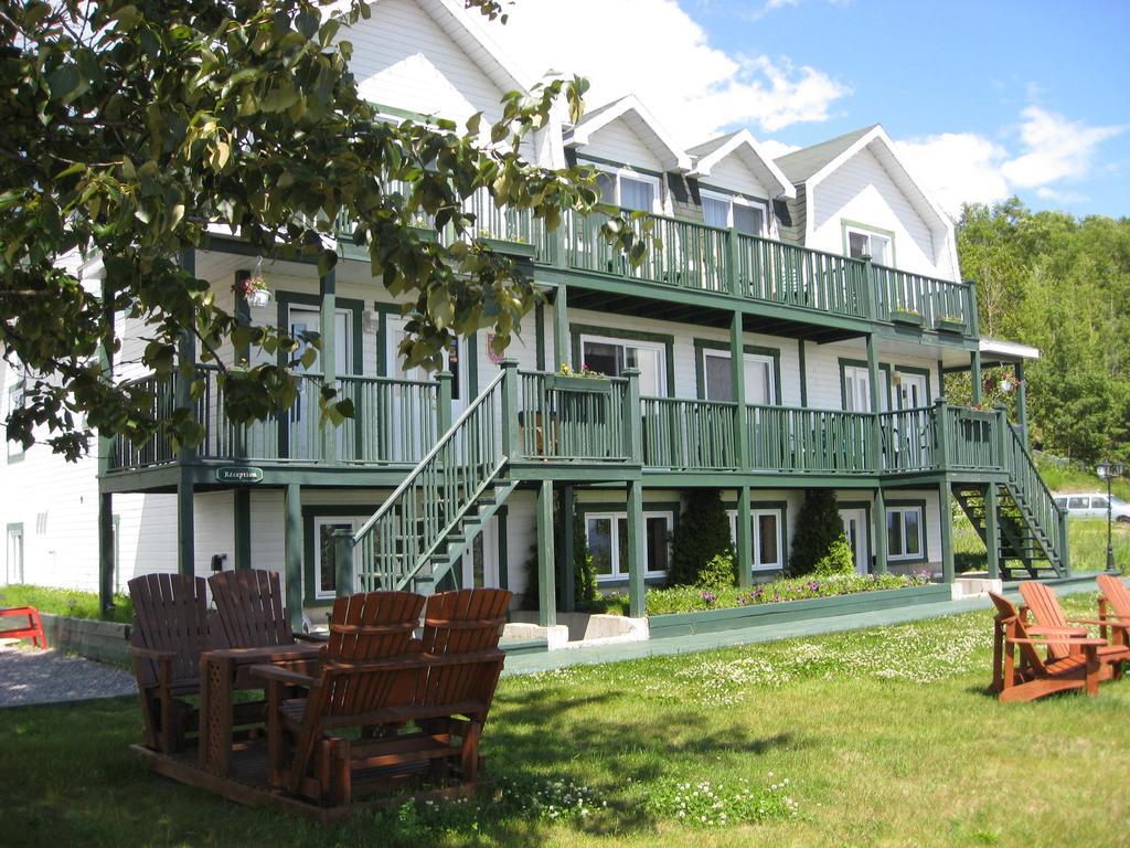 Hotel Sous La Croix 152725 Tadoussac Exterior photo