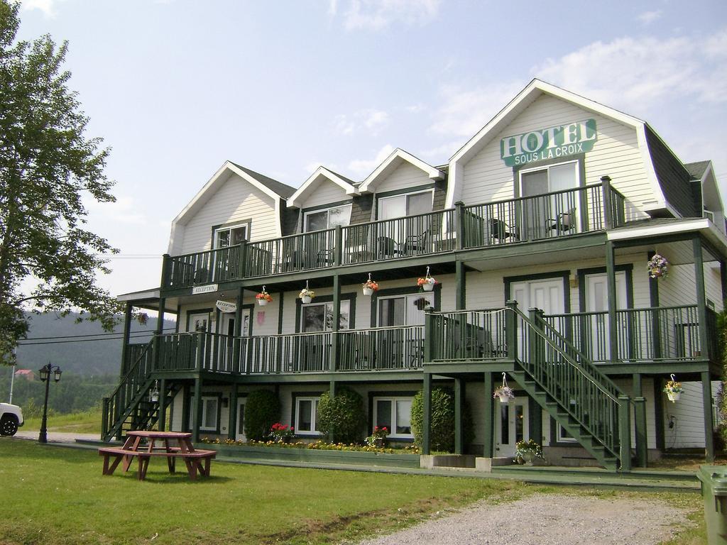 Hotel Sous La Croix 152725 Tadoussac Exterior photo