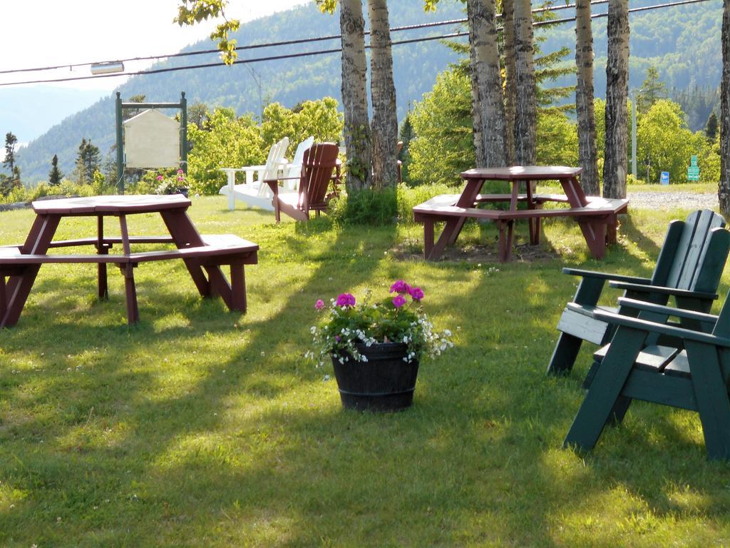Hotel Sous La Croix 152725 Tadoussac Exterior photo