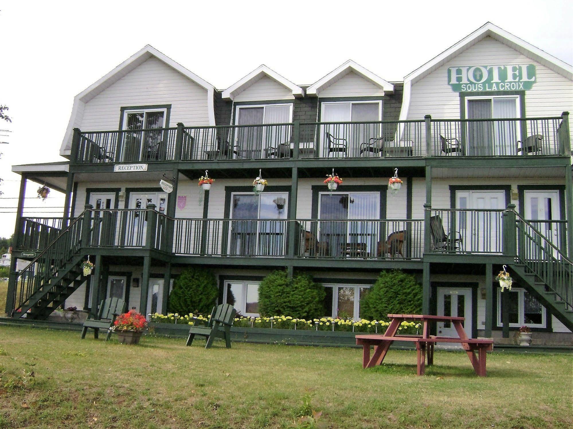 Hotel Sous La Croix 152725 Tadoussac Exterior photo