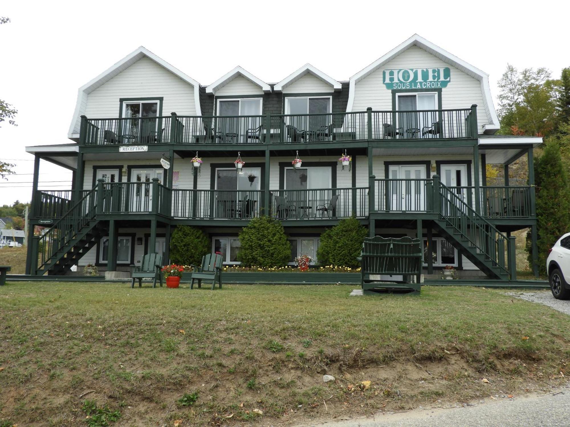 Hotel Sous La Croix 152725 Tadoussac Exterior photo
